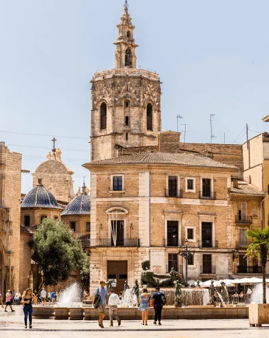 Plaza de la virgen con vistas al Miguelete