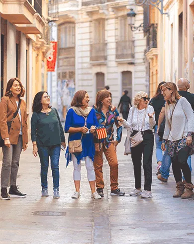 Grupo disfrutando de un tour privado a pie por Valencia, descubriendo la ciudad con guía local