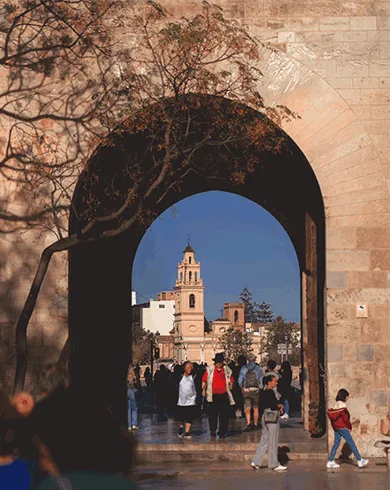 Tour privado por Valencia visitando la histórica Puerta de las Torres de Serranos