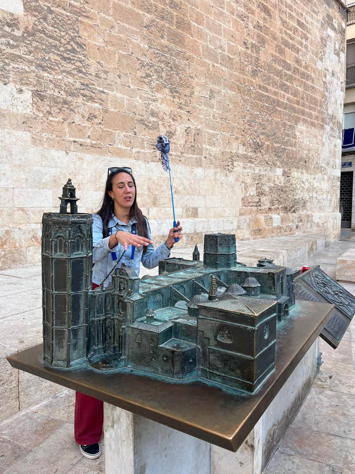 foto carmen guia carmen on a tour showing the cathedral of valencia