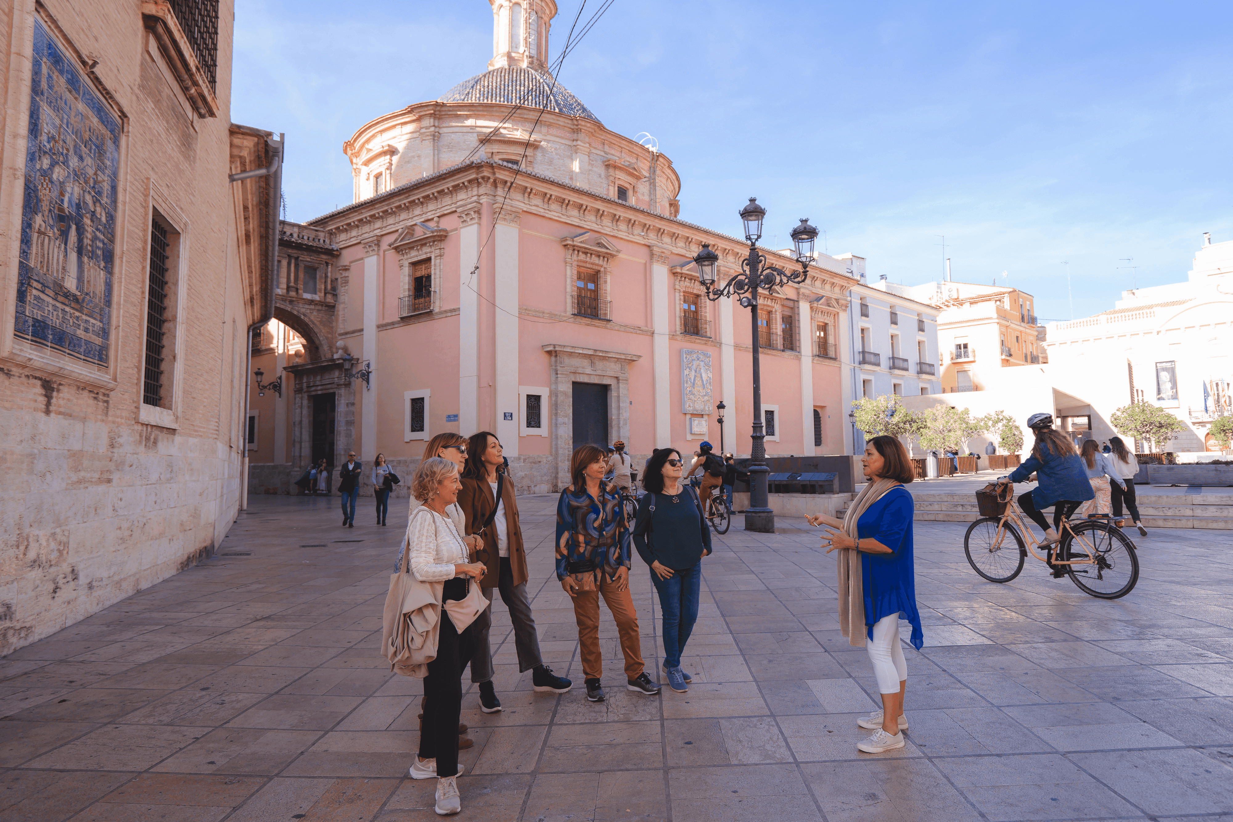 group in plaza de la virgen on starter tour valencia