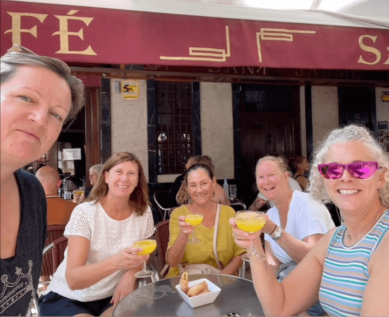 Captura de pantalla 2023-10-31 a las 10.49.13 maria con grupo turistas con agua de valencia