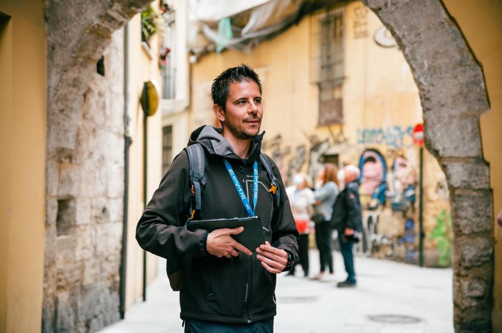 Perfil marcos as a tourist guide