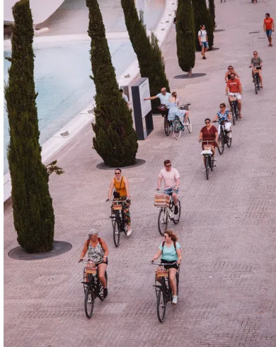 Personas en tour privado por Valencia en bicicleta