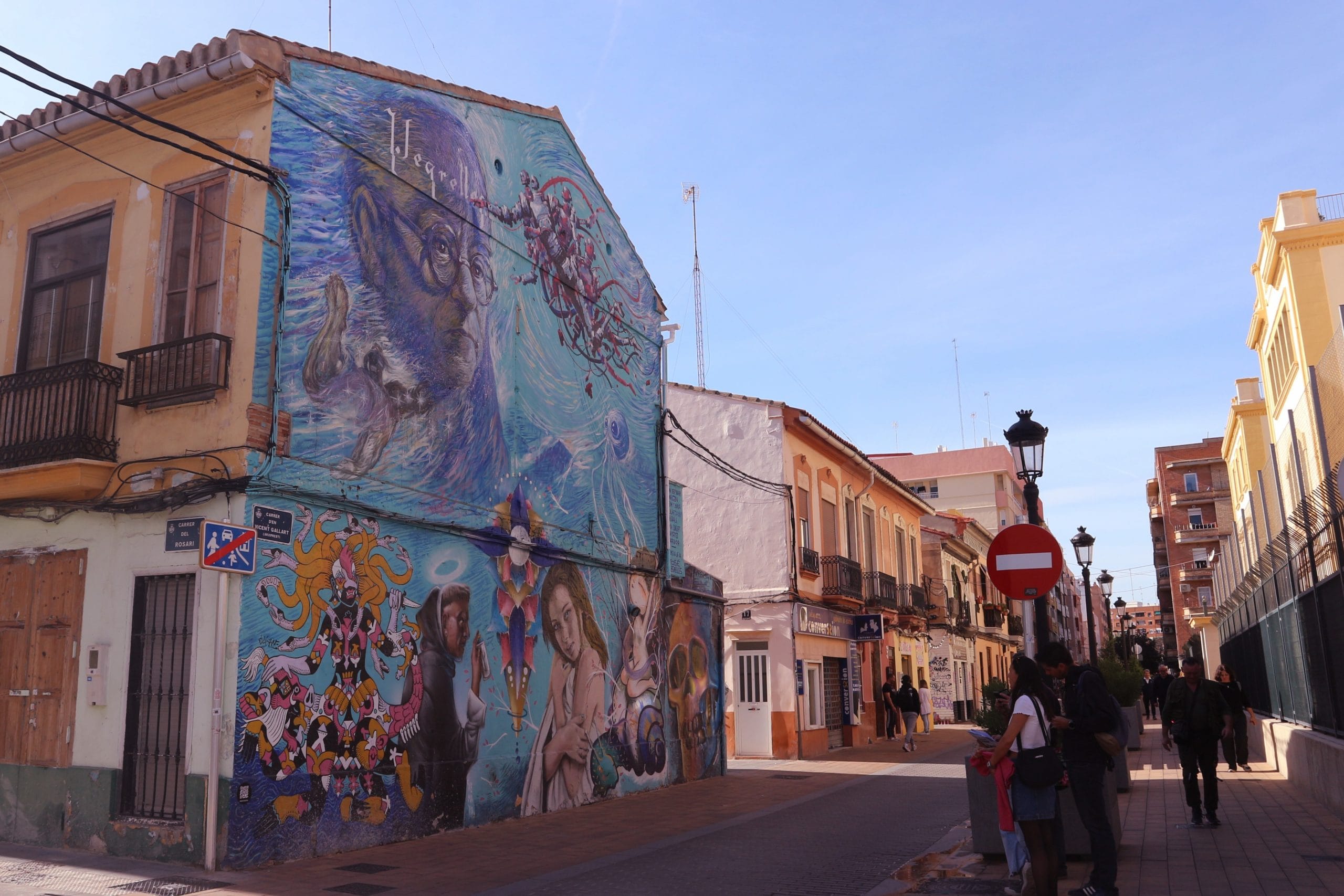 group of tourists doing el cabañal valencia tour