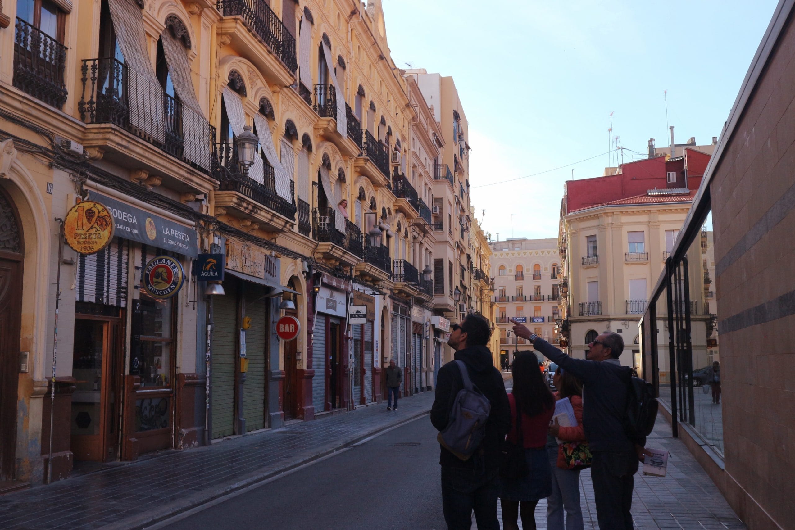 group doing el cabañal valencia tour